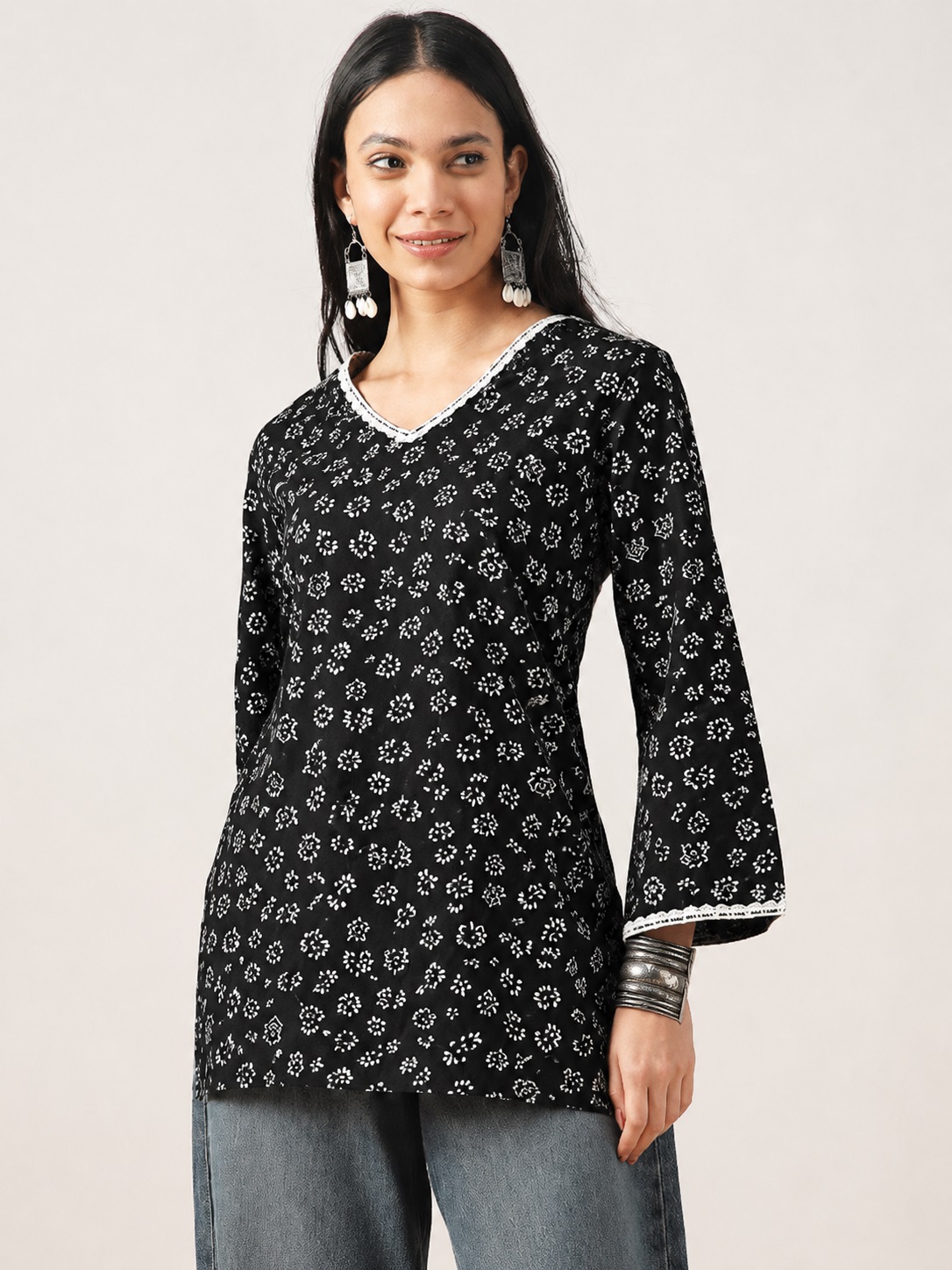V-NECK-PRINT in BLACK color