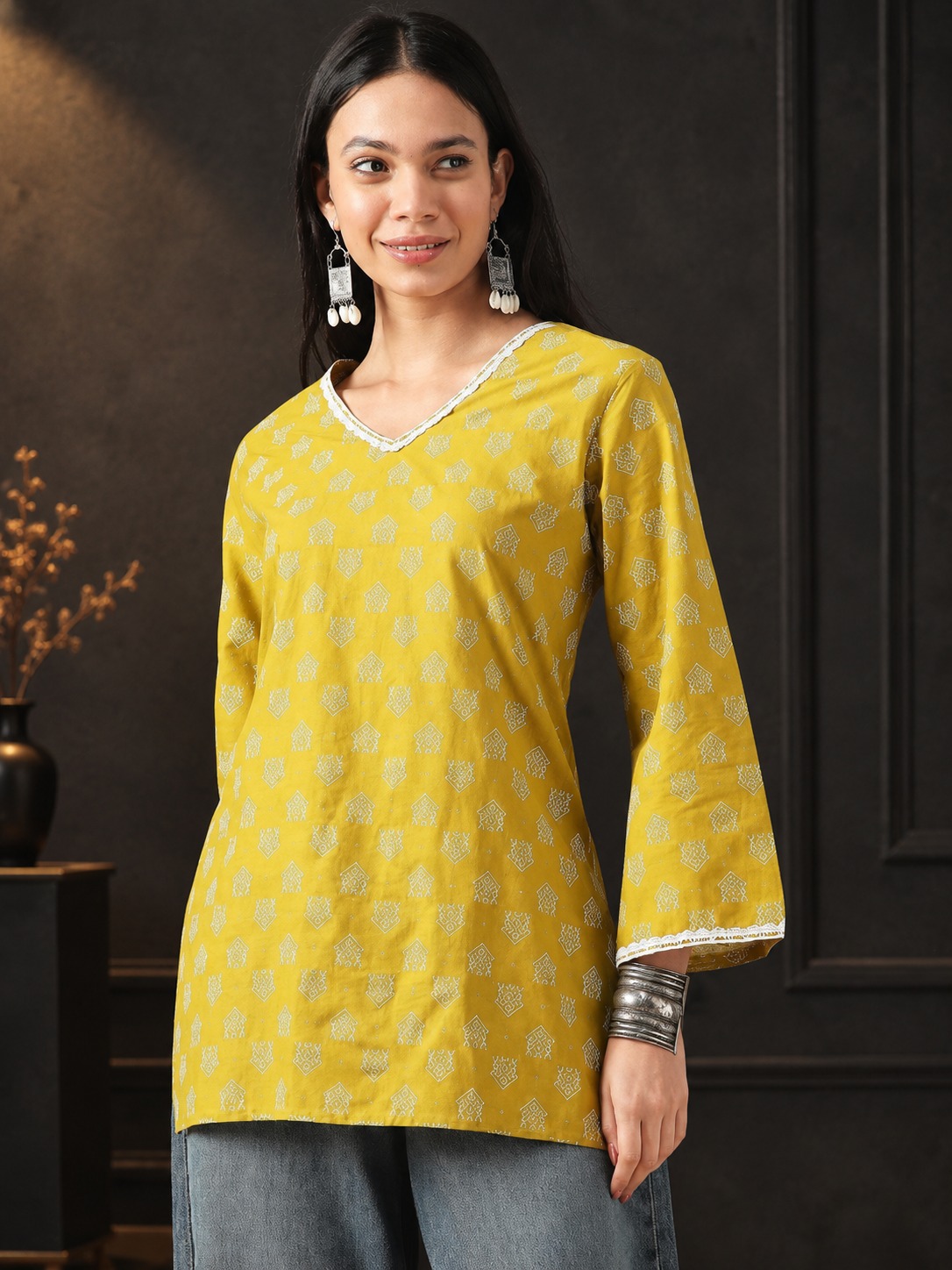 V-NECK-PRINT in MUSTERD color